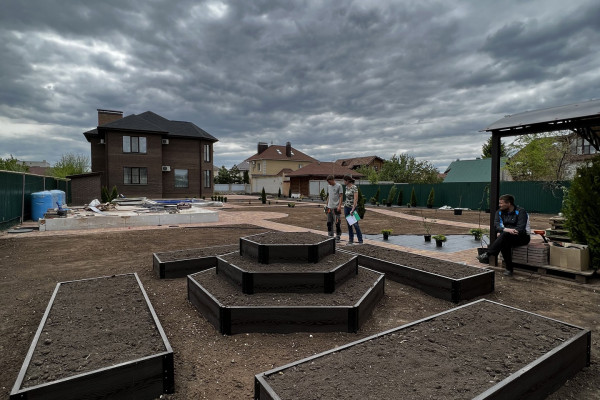 Пример работ компании Геометрия Озеленения декоративные высокие грядки